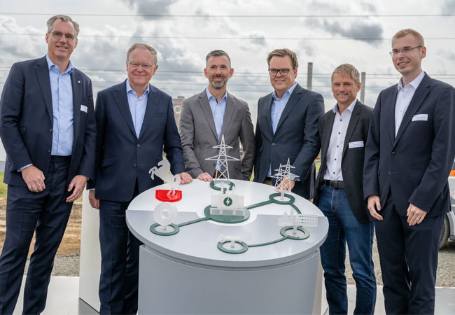 PB: Partner und Wegbegleiter des Projektes Industrieleitung Salzgitter würdigen die partnerschaftliche Zusammenarbeit zwischen Politik, Verwaltung, Netzbetreibern und Industrie. Von links nach rechts: Gunnar Groebler (CEO Salzgitter AG), Stephan Weil (Ministerpräsident*in von Niedersachsen), Tim Meyerjürgens (COO TenneT), Marten Bunnemann (CEO Avacon), Stefan Klein (Erster Bürgermeister Stadt Salzgitter) und Sebastian Wolf (COO PowerCo SE).