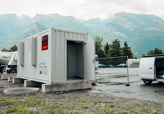 PB: Energiespeichersystem von e.battery systems bei Bischof Lebensmittellogistik / Rund 1,6 Megawattstunden Strom aus der PV-Anlage speichert das innovative Energiespeichersystem von e.battery systems bei der Bischof Lebensmittellogistik in Sennwald (Schweiz). / ©: e.battery systems