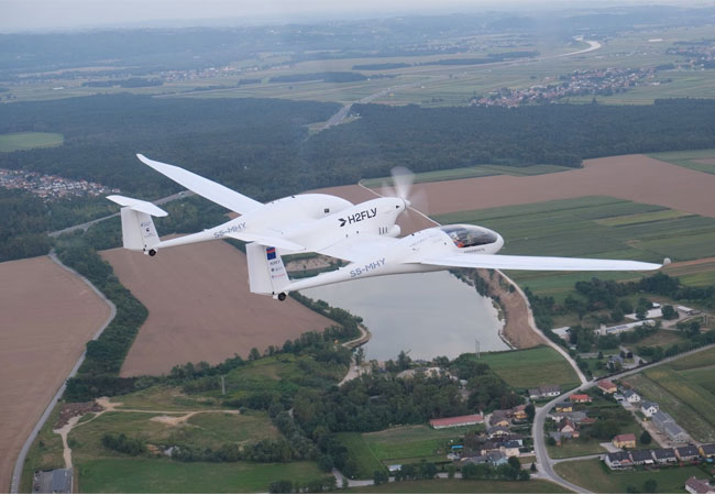 PB: Das HY4 Flugzeug im Flug, angetrieben mit Flüssigwasserstoff, September 2023