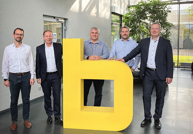 PB: (v.l.n.r.): Michael Fleischmann (Mitglied des Vorstands der evopro systems engineering AG), Markus Ruf (Mitglied des Vorstands der Bertrandt AG), Bernhard Winderl (Vorstandsvorsitzender der evopro systems engineering AG), Johannes Weingarten (Mitglied des Vorstands der evopro systems engineering AG) und Dr. Andreas Fink (Mitglied des Vorstands der Bertrandt AG) bei der Vertragsunterzeichnung.