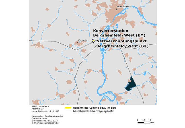 PB: Der Trassen­korridor des Abschnitts wurde im Bundes­fachplanungs­verfahren für den damaligen Abschnitt Gerstungen – Berg­rheinfeld/West fest­gelegt. Der Abschnitt umfasst die Anbindung zwischen dem Konverter und dem Umspann­werk Bergrheinfeld/West mittels einer 380 kV-Freileitung. Die Trasse beginnt an der geplanten Konverter­station Berg­rheinfeld/West südlich des "Felsenhofs". Sie verläuft über drei Freileitungs­masten östlich des Wald­gebietes parallel zur Zufahrt zum Umspann­werk.