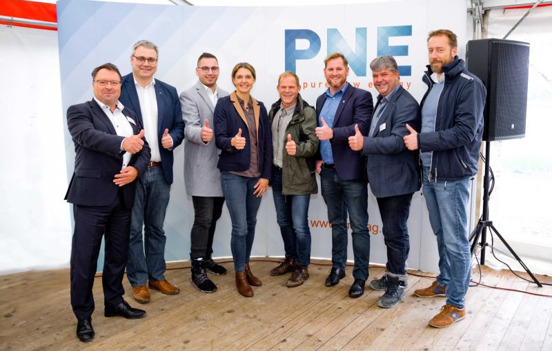 Foto: v.l.n.r.: Dr. Rolf Bungart, Marco Prietz (Landrat Landkreis Rotenburg Wümme), Jannis Düls (Ortsbürgermeister Kuhstedt), Birgit Steinmann (PNE AG), Bernd Schröder (Sprecher der Landeigentümer), Marc Breitenfeld (Bürgermeister Gnarrenburg), Dipl.-Ing. Jens Peters (PNE AG), Sven Dippel (PNE AG).