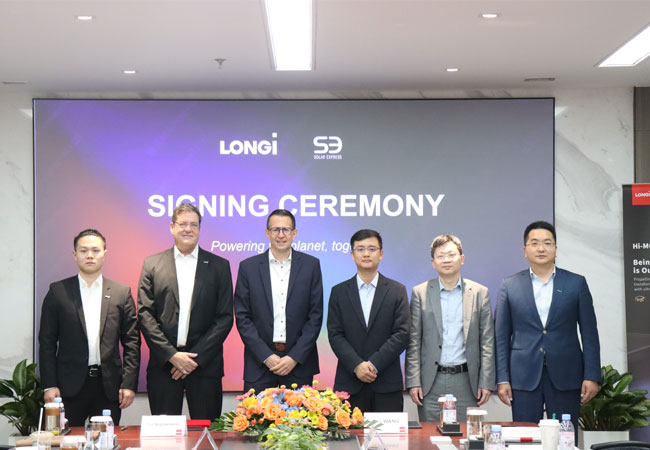 PB: Von links nach rechts: Yifei Li, Sales Manager DACH of LONGi Europe (DG); Gerald Mueller, Sales Director DACH of LONGi Europe (DG); Olaf Krückemeier, Chief Sales Officer of Solar Express; Nick Wang, VP of LONGi Europe (DG); Charles Jiang, VP of DG Business Group, LONGi; Clifford Chen, President of DG Marketing and Sales Center, LONGi