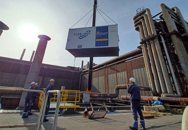 PB: Eine neue Mikro-Dampfturbine wurde heute bei thyssenkrupp Steel auf dem Dach der Heizzentrale Hamborn installiert. Ihre innovative Technologie nutzt bei der Stahlherstellung entstehenden Dampf, um diesen in elektrische Energie umzuwandeln. / ©: thyssenkrupp Stahl Europe AG