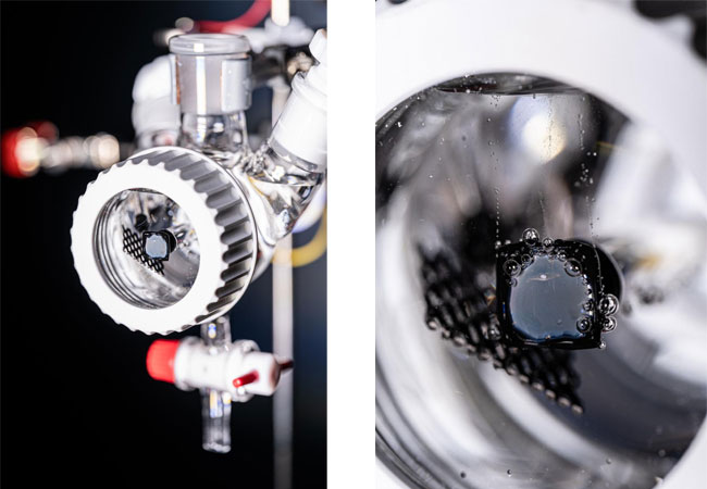 PB: li.: Die photoelektrochemische Schlenk-Zelle im Sonnensimulator. Die rechteckige, graue Fläche mit schwarzer Einrahmung im Vordergrund ist die photoelektrochemische Solarzelle. / re.: Detailaufnahme der photoelektrochemischen Solarzelle im Sonnensimulator. Der mittels des Lichts erzeugte Wasserstoff ist in Form der Gasblasen, sie sich auf der Oberfläche bilden, zu sehen. / ©: Universität Tübingen