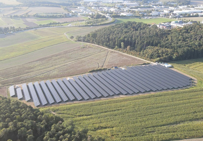 PB: Auf einer Fläche von vier Hektar erzeugen 7.383 PV-Module grüne Energie für bunte Ritter Sport Schokoquadrate