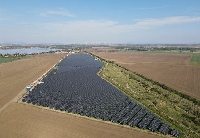 PM: Luftaufnahme Solarpark Henschleben gesamt (Quelle: naturstrom AG)