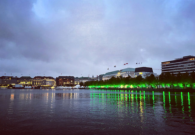 PB: Der Neue Jungfernstieg in Hamburg beim Probelauf der Beleuchtungsaktion. (Foto: Nina Laible)