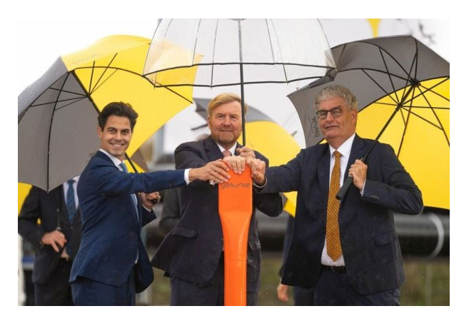 PB: Rob Jetten, Minister für Klima- und Energiepolitik, König Willem-Alexander, Han Fennema, CEO Gasunie