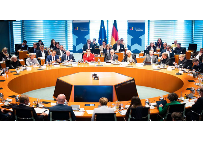 PB: Kanzler*in Scholz und Bauminister*in Geywitz im Gespräch mit dem Bündnis bezahlbarer Wohnraum. In dem Bündnis sind 35 Partner aus der Bauwirtschaft, von Gewerkschaften, der Wohnungswirtschaft, von Förderbanken, Politik und Mieterverbänden vertreten. / Foto: Bundesregierung/Kugler
