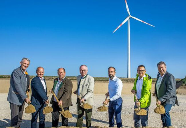 PB: v.l.n.r: Josef Fürst (Bgm. Poysdorf), Georg Waldner (CEO ImWind), Gerhard Strasser (Vize-Bgm. Wilfersdorf), LH-Stellvertreter Stephan Pernkopf, Markus Winter (CTO Windkraft Simonsfeld), Alexander Hochauer (CFO Windkraft Simonsfeld), Josef Tatzber (Bgm. Wilfersdorf) / ©: Astrid Knie