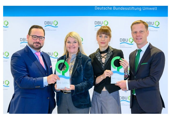 PB: Auszeichnung: Die Deutsche Bundesstiftung Umwelt (DBU) vergibt dieses Jahr den mit insgesamt 500.000 Euro dotierten Deutschen Umweltpreis an Holzbaupionierin Dipl.-Ing. Dagmar Fritz-Kramer (zweite von links) und an Klimaforscherin Prof. Dr. Friederike Otto (dritte von links). DBU-Generalsekretär Alexander Bonde (links) und DBU-Kuratoriumsvorsitzender Prof. Dr. Kai Niebert sagten, ein „klarer Kompass für Klimaschutz“ sei mehr denn je notwendig. © Peter Himsel | DBU