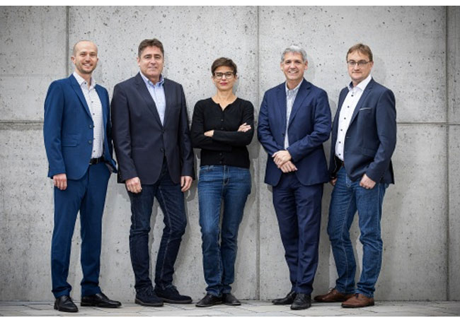 PB: W.E.B-Vorstand: Nächste Generation übernimmt im Jubiläumsjahr 2024 / Frank Dumeier (2. von links), langjähriger CEO und Vorstand der WEB Windenergie AG (W.E.B), stellt sein Mandat mit Ende April im Einvernehmen mit dem Aufsichtsrat zur Verfügung. Zum Unternehmensjubiläum 2024 übernimmt ein neues Vorstandsteam: Stefanie Markut (Mitte), Florian Müller (links) und Roman Prager (rechts); Michael Trcka (2. von rechts) bleibt als Finanzvorstand an Bord.