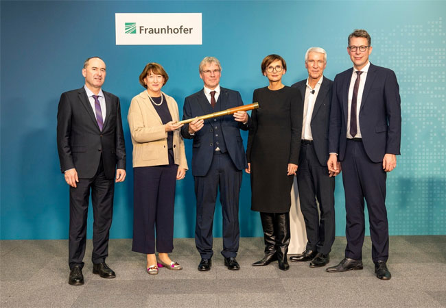 PB: v.l.n.r.: Hubert Aiwanger, bayerischer Wirtschaftsminister, Hildegard Müller, Vorsitzende des Senats der Fraunhofer-Gesellschaft, Prof. Dr.-Ing. Holger Hanselka, Präsident der Fraunhofer-Gesellschaft, Bettina Stark-Watzinger, Bundesministerin für Bildung und Forschung, Dr. Ralf Wintergerst, Präsident Bitkom e.V., Markus Blume, bayerischer Wissenschaftsminister. / ©: Markus Jürgens / Fraunhofer