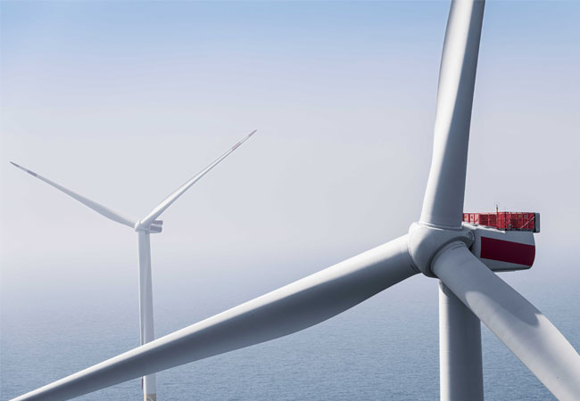 PB: Die letzten drei der insgesamt 27 Vestas V174 – 9,5 Megawatt Turbinen wurden erfolgreich im Offshore-Windpark Arcadis Ost 1 installiert. Die neuartige, schwimmende Installationsmethode, die Parkwind zusammen mit Heerema Marine Contractors und Vestas eigens für den Windpark entwickelt hat, gilt als Pionierleistung bei der Installation von Windenergieanlagen. / ©: Parkwind