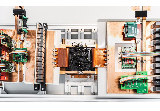 PB: Im Rahmen des Projektes entwickelter 250 kW 50 kHz DC-DC Wandler. / ©: iee.fraunhofer