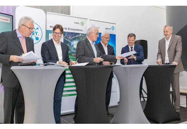 PB: Unterzeichnung MoU, v.l.n.r.: Prof. Matthias Wilmans (Niederlassungsleiter Hamburg EMBL), Dr. Arik Willner (CTO DESY), Prof. Helmut Dosch (Vorsitzender des Direktoriums DESY), Prof. Matthias Rehahn (Wissenschaftlich-technische Geschäftsführer Hereon), Prof. Axel Müller-Groeling (Vorstand für Forschungsinfrastrukturen und Digitalisierung der Fraunhofer-Gesellschaft), und Dr. Hans-Otto Feldhütter (Direktor Forschungsinfrastrukturen und Nachhaltigkeit der Fraunhofer-Gesellschaft) / ©: DESY, Marta Mayer