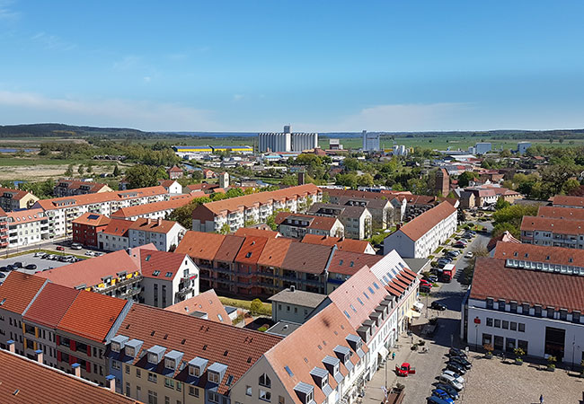 PB: Ein Zeichen der Nachhaltigkeit vor Ort: Solarimo unterstützt die Wohnbaugenossenschaften in Malchin (Liegenschaft auf dem Foto zu sehen), Altenburg und Gräfenhainichen mit grünem Mieterstrom. Bildquelle: Malchiner Wohnungs-Genossenschaft eG