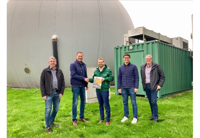 PB: v. l. n. r:. Jens Heinemann (EWE), Henning Behrens (EWE), Thomas Voß (Energielandwerker), Mark Robrook (Energielandwerker), Bernhard Wolbring (Betreiber und Vorstandsmitglied der Energielandwerker)