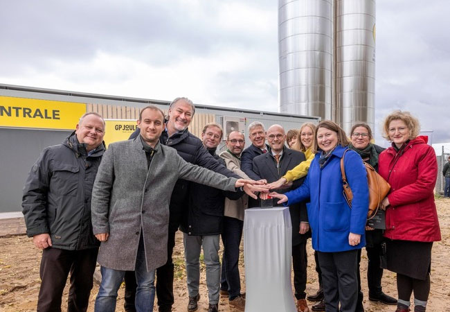 PB: Start in ein neues Energie-Zeitalter: (von links) Gerhard Rohde, Felix Schwahn (beide Geschäftsführer GP JOULE WÄRME) und Heinrich Gärtner (Mitgründer und CTO von GP JOULE) nahmen zusammen mit MdL Wolfgang Fackler, Jörg Baumgärtner (Geschäftsführer ProTherm Mertingen), Veit Meggle (Bürgermeister Mertingen), Digitalminister Dr. Fabian Mehring, MdL Anna Rasehorn, MdL Eva Lettenbauer, Claudia Marb (stellv. Landrätin), MdL Stephanie Schuhknecht und Andrea Wörle die Wärmepumpe in Mertingen in Betrieb. / ©: GP JOULE
