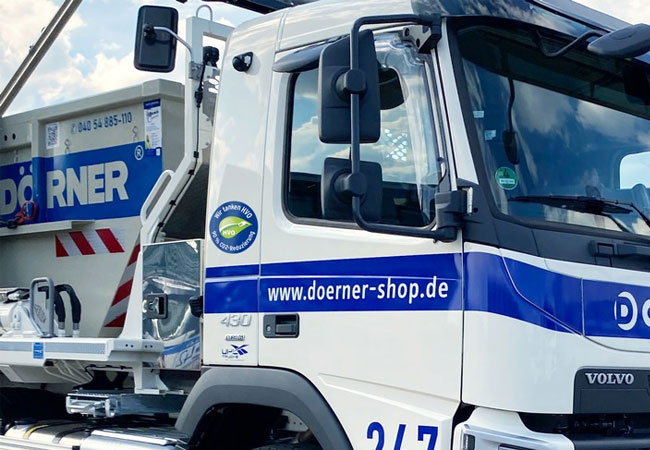 PB: Die LKW sind mit einem HVO Aufkleber gekennzeichnet.