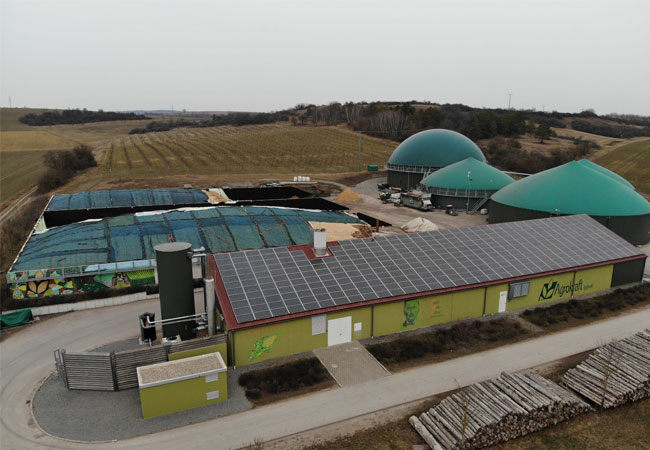PB: Großbardorfer Heizzentrale und Biogasanlage mit Haselnussplantage und Photovoltaik-Dachanlage / ©: Reinhold Behr
