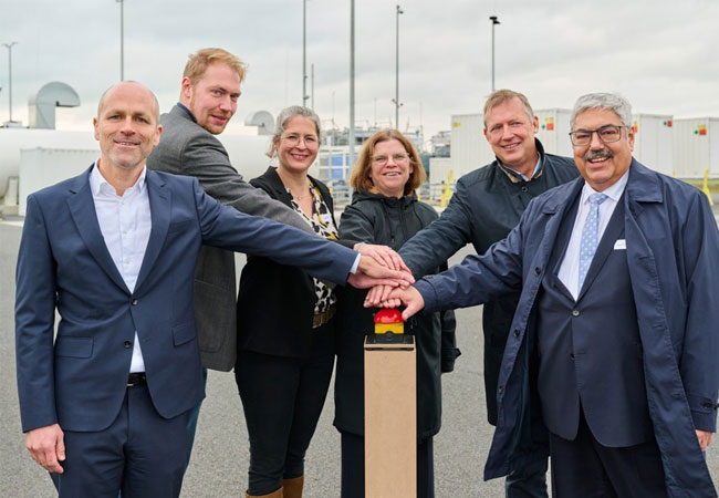 PB: Start Probebetrieb des Hydrogen Lab Bremerhaven: (v.l.) Dr.-Ing. David Wenger, Geschäftsführer Wenger Engineering GmbH, Kevin Schalk, Gruppenleiter HLB Fraunhofer IWES, Nora Denecke, Abteilungsleiterin Wasserstofflabore und Feldtests Fraunhofer IWES, Senatorin Kristina Vogt, Senatorin für Wirtschaft, Häfen und Transformation, Freie Hansestadt Bremen, Prof. Andreas Reuter, Institutsleiter Fraunhofer IWES, Oberbürgermeister Melf Grantz, Stadt Bremerhaven / ©: Hauke Müller