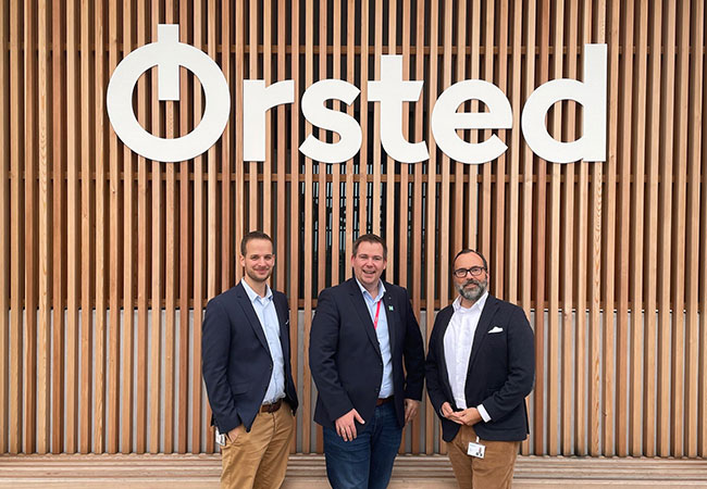 PB: Thijs Schless, Ørsted-Betriebsleiter am Standort Norddeich, Florian Eiben, Bürgermeister der Stadt Norden und Jörg Kubitza, Geschäftsführer von Ørsted in Deutschland (v.l.n.r.). / ©: Ørsted 