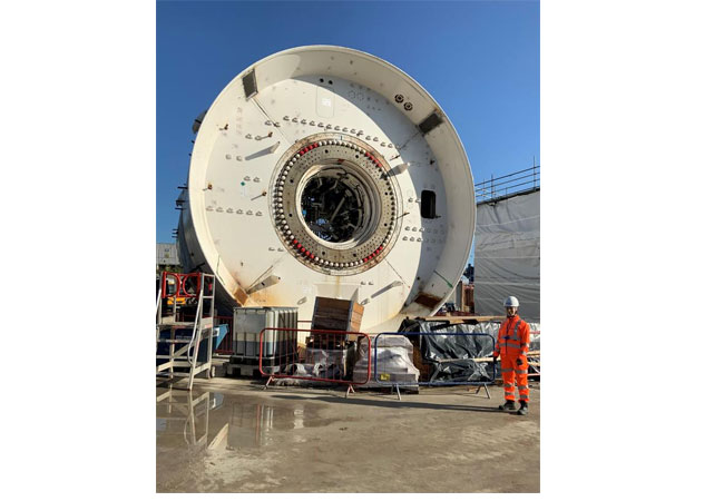 PB: Leyla Paksoy vor der Northolt Tunnel East Tunnelbohrmaschine, die ab Januar 2024 im Einsatz sein wird. Zu sehen ist der Front Shield ohne den Schneidekopf, der zur Erdabtragung im Schacht zusammengebaut wird. / ©: privat Leyla Paksoy