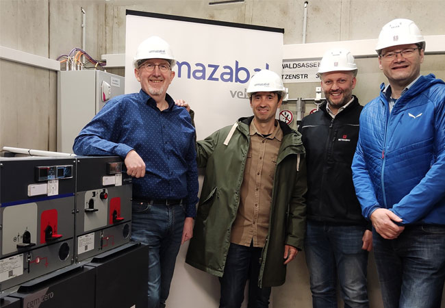 PB: Die gemeinsame Werksabnahme der Transformatorstation inklusive der Ormazabal-Lösung cgm.zero24 für das E.ON-Pilotprojekt erfolgte u.a. im Werk der Firma Betonbau in Kösching. V.l.n.r.: Paul Schmitz, Technischer Leiter Ormazabal GmbH, Joseba Arostegui, Projektleiter R&D Ormazabal, Martin Hackl, Vertriebsleiter Betonbau Kösching, Georg Koller, Material- und Produktprüfung Bayernwerk Netz GmbH. / ©: Ormazabal