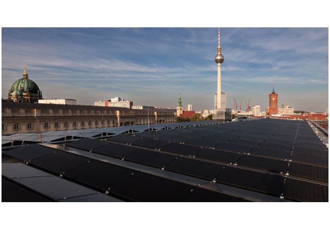 PB: ESMT Berlin installiert die größte Photovoltaik-Anlage in der Mitte Berlins