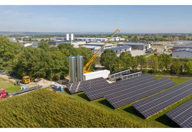 PB: PB: Die Photovoltaik-Anlage samt Heizzentrale in Mertingen / ©: GP JOULE