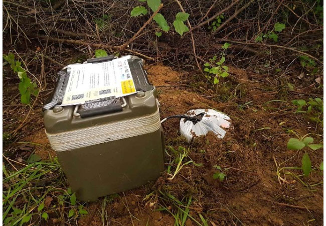 PB: Seismometer für die Messung auf dem freien Feld sehen unscheinbar aus, aber können selbst kleinste Erschütterungen messen, die für Menschen nicht wahrnehmbar. Daraus können Geologinnen und Geologen wertvolle Hinweise auf den Aufbau des Untergrundes gewinnen. / ©: K. Schinarakis