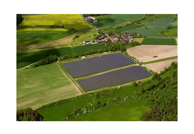 PB: Solarparks ab einer Größe von fünf Hektar, wie hier im bayerischen Prebitz, sollen nun auch in Niedersachsen realisiert werden. Bild: Greenovative.