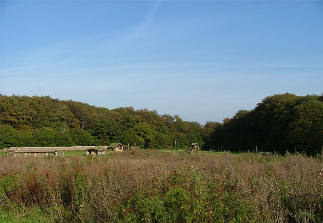 Steinzeitsiedlung, schon vor tausenden von Jahren haben Nordvölker mit Holz gebaut und Gefeuert ohne einen ökologischen Schaden zu hinterlassen / Foto: HB