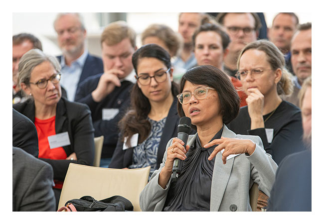 PB: Diskussion: Zwischen den Vorträgen wurde rege diskutiert. / © Fotos: MCN / Wolfgang Heumer