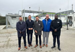 PB: Nehmen die Wasserstofferzeugungsanlage von Turneo in Cuxhaven in Betrieb (v.l.n.r.): Turneo-Geschäftsführer Jochen Kaufholt, Niedersachsens Wirtschaftsminister Olaf Lies, Tobias Moldenhauer (Leiter Wasserstoff bei EWE), Cuxhavens Oberbürgermeister Uwe Santjer und Robert Frimpong (Leiter der Wintershall Dea Deutschland)