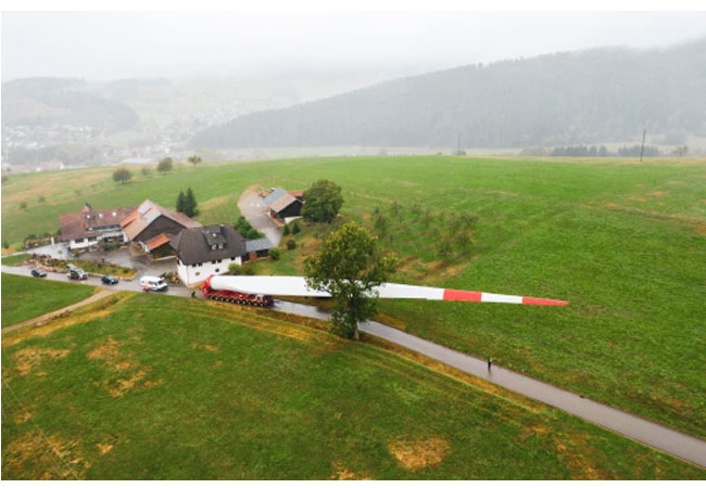 PB: Spektakulärer Schritt im Windprojekt: Transport der Windflügel zum Windpark Kallenwald / ©: badenova AG & Co. KG