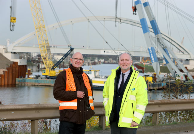 PB: Freuen sich, dass die neue Brücke nun das DGT mit dem Ruhrorter Hafenteil verbindet (v. rechts): duisport-Vorstand Lars Nennhaus und Projektleiter Martin Sommer. / Foto: Marco Stepniak/duisport