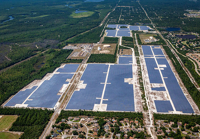 PB. Das nördlich von Orlando gelegene DeBary-Kraftwerk von Duke Energy Florida besteht aus einem 74,5-MW-Solarkraftwerk, das sich über eine Fläche von fast 200 Fußballfeldern erstreckt, und einem 692-MW-Gaskraftwerk für zuverlässige Reserveenergie.