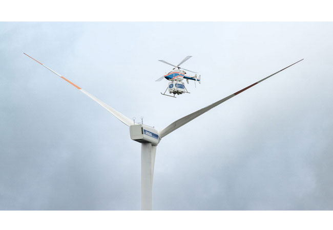 PB: Der unbemannte DLR-Hubschrauber superARTIS in der Nähe der Windenergieanlage