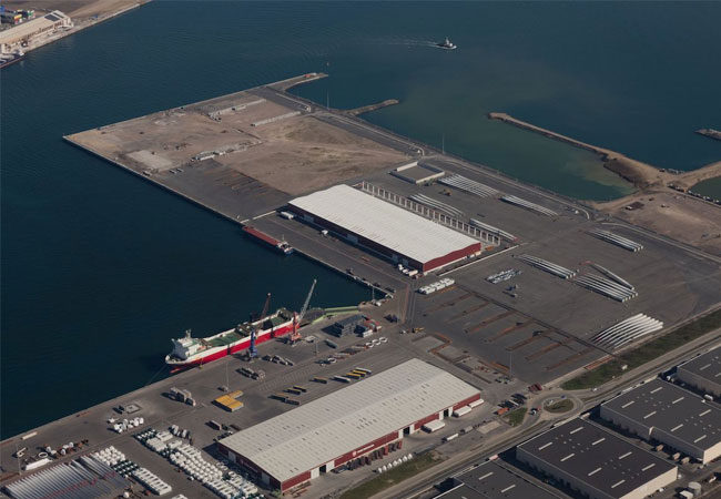 PB: Dock A-5 will be equipped with four connection points through two 2.5 MVA Onshore Power Supply (OPS) sets, enabling vessels at berth to connect to the port facilities’ power grid and to switch off their auxiliary generators, thereby reducing the use of fossil fuels by vessels during their stay in port and reducing greenhouse gas emissions and the noise and vibration levels they produce.