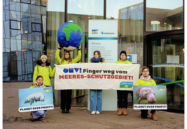 Protestaktion vor OMV-Zentrale gegen geplante Gasbohrungen in einem Meeresschutzgebiet