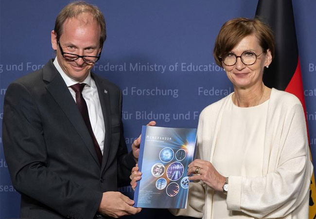 PB: Prof. Constantin Häfner, Leiter der BMBF- Expertenkommission zur Laserfusion, übergab Bundesforschungsministerin Bettina Stark-Watzinger am 22.5.2023 das Memorandum zur laserbasierten Trägheitsfusion. / ©: BMBF / Hans-Joachim Rickel.