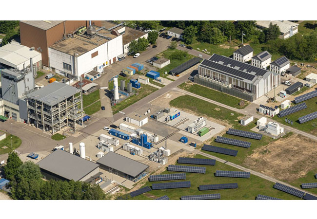 PB: Wie sich Strom-, Wärme- und Verkehrsinfrastrukturen in Kommunen koppeln lassen, haben Forschende des KIT untersucht. Das Foto zeigt unterschiedliche Energiesystemkomponenten am Campus Nord des KIT. (Foto: Markus Breig, KIT)
