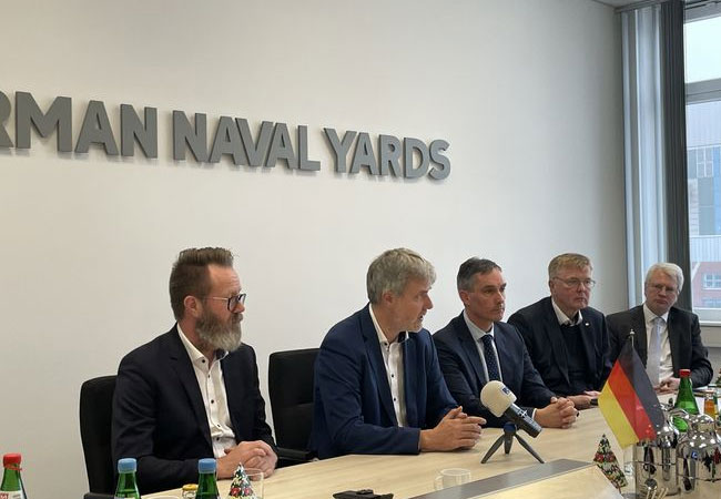 PB: GERMAN NAVAL YARDS begrüßt hochrangige Gäste, darunter Herrn Dieter Janecek, Koordinator der Bundesregierung für die maritime Wirtschaft und Tourismus, sowie Herrn Claus Ruhe Madsen, Minister für Wirtschaft, Verkehr, Arbeit, Technologie und Tourismus in der Landesregierung von Schleswig-Holstein.