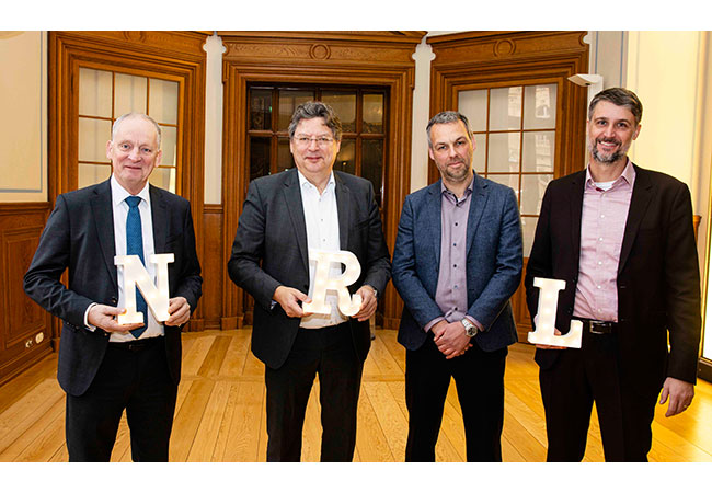 PB: vlnr: Anselm Sprandel, Amtsleiter für Energie und Klima bei der Hamburger Umweltbehörde; Reinhard Meyer, Wirtschaftsminister Mecklenburg-Vorpommern; Henning Mümmler-Grunow, Leiter der Abteilung für Klimaschutz und Energiewende aus dem Klimaschutzministerium Schleswig-Holstein; NRL-Projektkoordinator Mike Blicker im Schweriner Schloss beim NRL-Konsortialtreffen / ©: Frank Molter/NRL