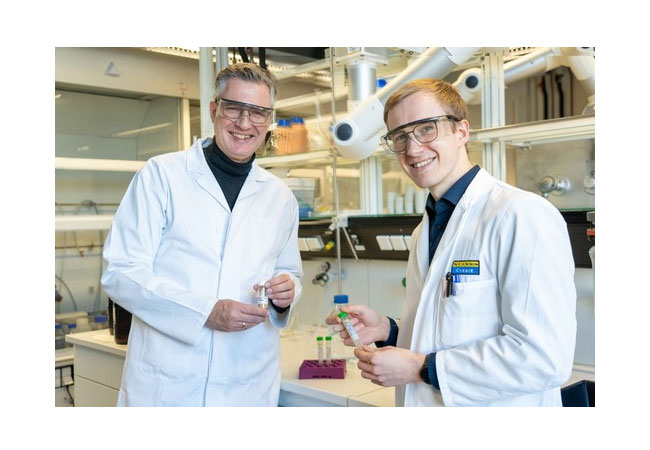 PB: Prof. Martin Bertau (links) und Doktorand Paul Scapan im Labor. Foto: TU Bergakademie Freiberg / Andreas Hiekel 