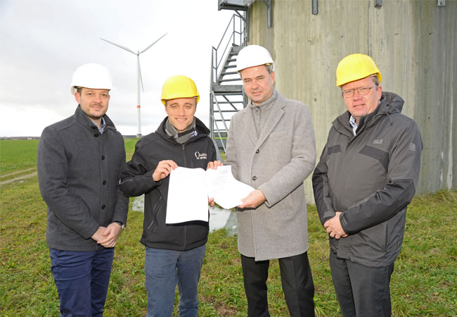 PB: (v.l.n.r.) Bert Salomo (Referent des Landrats, Landratsamt Görlitz), Tom Mutter (Leiter Förder- und Akzeptanzmaßnahmen der Qualitas Energy Deutschland GmbH), Per Wiesner (Bürgermeister Neißeaue), Dr. Gerd Lippold (Staatssekretär, Sächsisches Staatsministerium für Energie, Klimaschutz, Umwelt und Landwirtschaft) / ©: Qualitas Energy