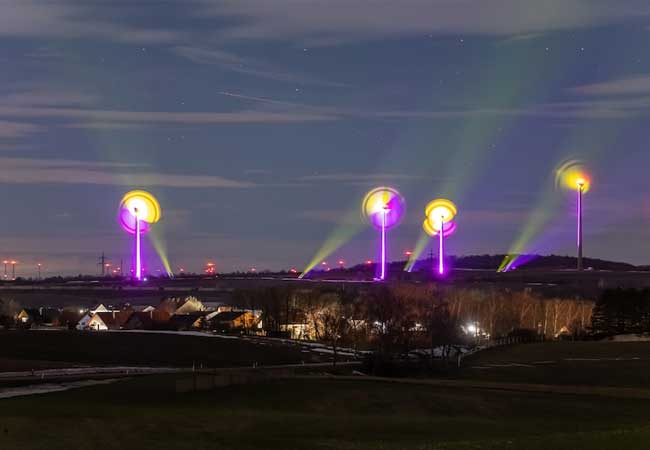 PB: Winterwind sorgt für viel Strom und Adventstimmung - Windpark Schrick als weihnachtliche Kunstinstallation / ©: Klaus Rockenbauer)